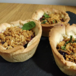 Tartaletas de mora y crumble